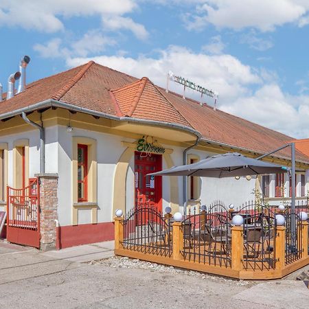 100 Eves Fogado Bed & Breakfast Szatymaz Exterior foto