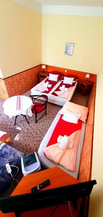 100 Eves Fogado Bed & Breakfast Szatymaz Exterior foto